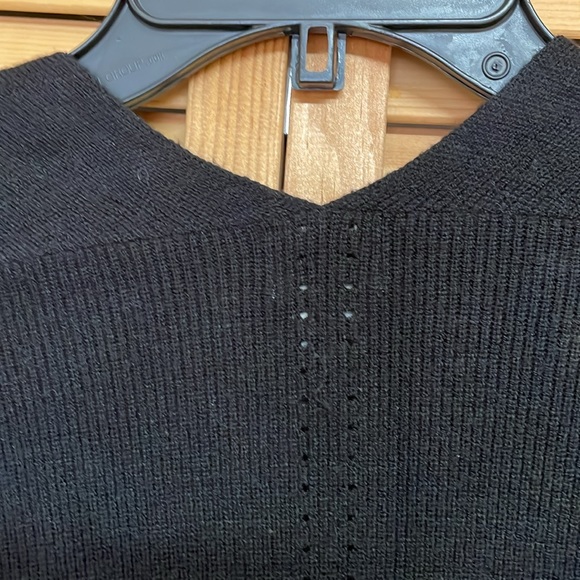 This is a long black sweater, no buttons.              a.n.d. e a w y size S - Picture 4 of 7
